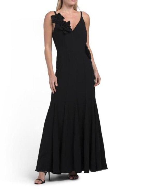 Taylor Dresses & Skirts - TAYLOR Sweetheart Fit And Flare Maxi Dress With Floral Accent